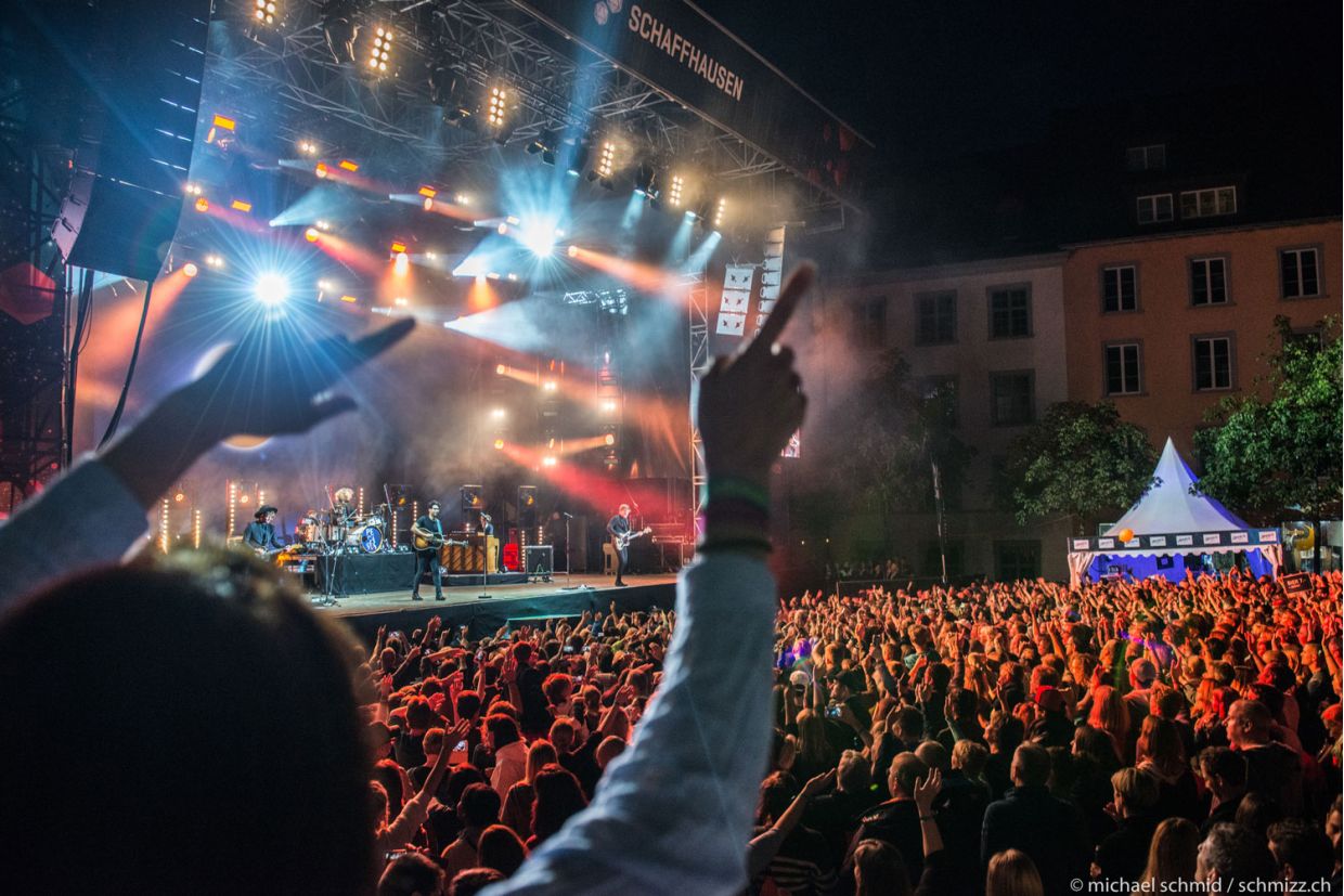 Konzertbühne in Schaffhausen mit Zuschauern